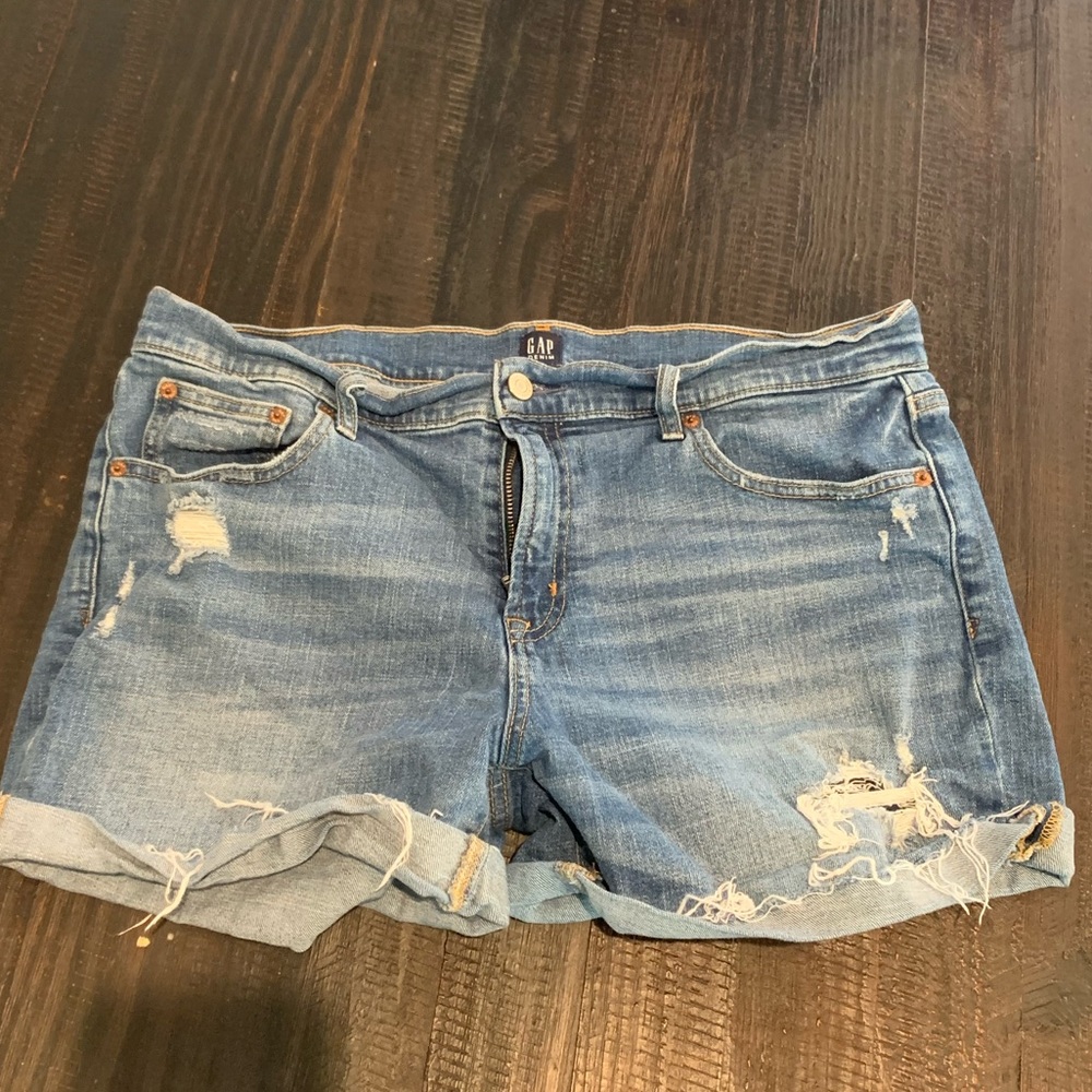 Distressed gap shorts